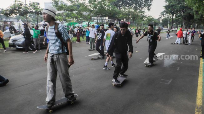 Para Skateboarder melakukan aksi saat peringatan Go Skateborading Day Jakarta di Cibis Park, Jakarta Selatan, Rabu (21/06/2023). [Suara.com/Alfian Winanto]