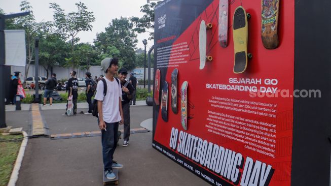 Para Skateboarder melakukan aksi saat peringatan Go Skateborading Day Jakarta di Cibis Park, Jakarta Selatan, Rabu (21/06/2023). [Suara.com/Alfian Winanto]