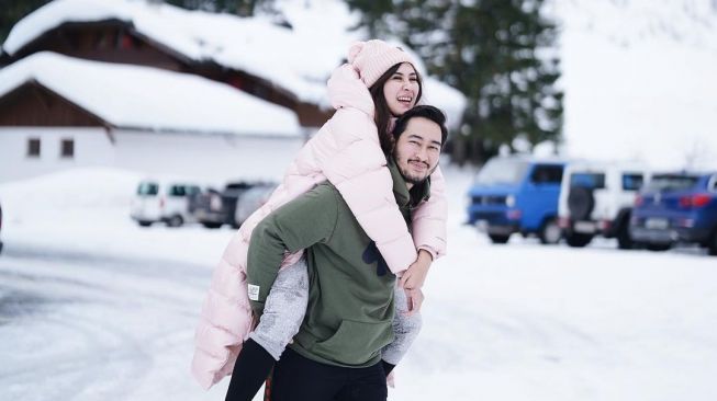 Potret Mesra Syahnaz Sadiqah dan Jeje Govinda(Instagram/@syahnazs) 