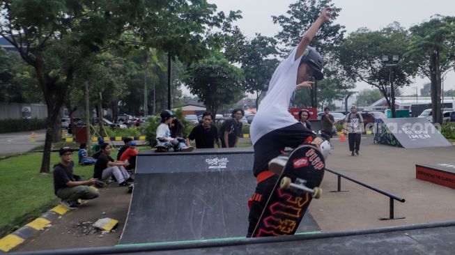 Para Skateboarder melakukan aksi saat peringatan Go Skateborading Day Jakarta di Cibis Park, Jakarta Selatan, Rabu (21/06/2023). [Suara.com/Alfian Winanto]