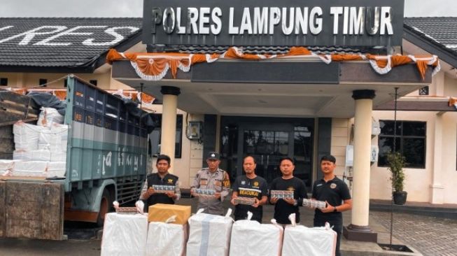 Polisi Gerebek Rumah Penyimpanan Rokok Ilegal di Lampung Timur, Barang Dipasok dari Pamekasan