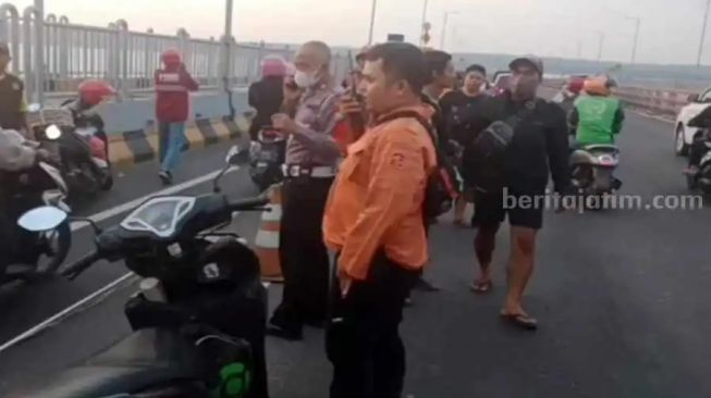 Kronologi Pengendara Motor Lompat dari Jembatan Suramadu, Sempat Titip Pesan ke Istri