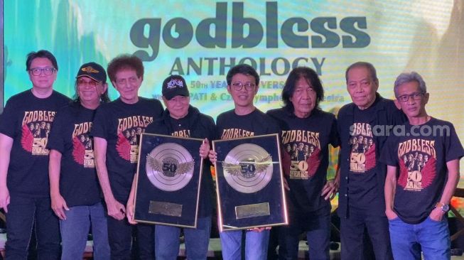 God Bless merilis album Anthology yang berisi 11 lagu hits dan didaur ulang musiknya dengan sentuhan orkestra. [Adiyoga Priyambodo/Suara.com]