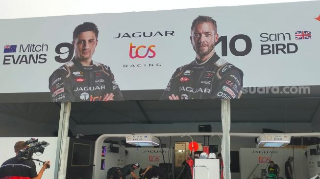 Paddock tim Jaguar TCS Racing dalam Formula E ABB FIA 2023 World Championship Round 10 and 11 [Suara.com/CNR ukirsari].