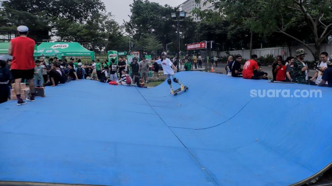 Para Skateboarder melakukan aksi saat peringatan Go Skateborading Day Jakarta di Cibis Park, Jakarta Selatan, Rabu (21/06/2023). [Suara.com/Alfian Winanto]