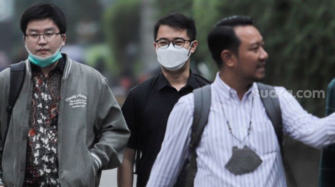 Pejalan kaki memakai masker saat melintas di Kawasan Bundaran HI, Jakarta, Rabu (21/6/2023). [Suara.com/Alfian Winanto]