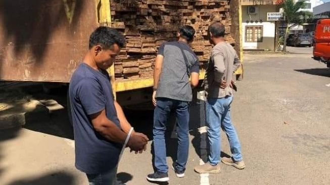 Polda Jambi Tangkap Dua Orang yang Bawa Kayu Ilegal Sebanyak Satu Truk