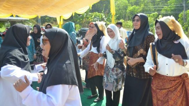 Sekolah Lansia `Stania` di Karimun: Membuat Ibu-ibu Bahagia dengan Belajar