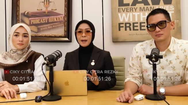 Tangkapan layar Ana Sofa Yuking selaku kuasa hukum Rezky Aditya bersama Citra Kirana saat tanggapi putusan kasasi. (YouTube/Ciky Citra Rezky)