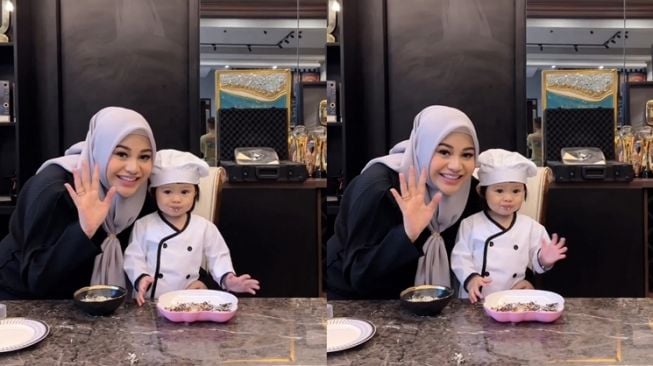 Potret Ameena Jadi Koki Cilik. (Instagram/@attahalilintar)