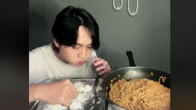 Dikira Bakal Mukbang Nasi dan Mi Instan 2 Nampan, Aksi Pria Ini Malah Bikin Geregetan