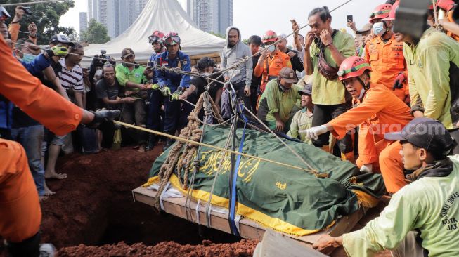 Prosesi pemakaman Muhammad Fajri, pria obesitas 300 kg di Taman Pemakaman Umum (TPU) Menteng Pulo, Jakarta, Kamis (22/6/2023). [Suara.com/Alfian Winanto]