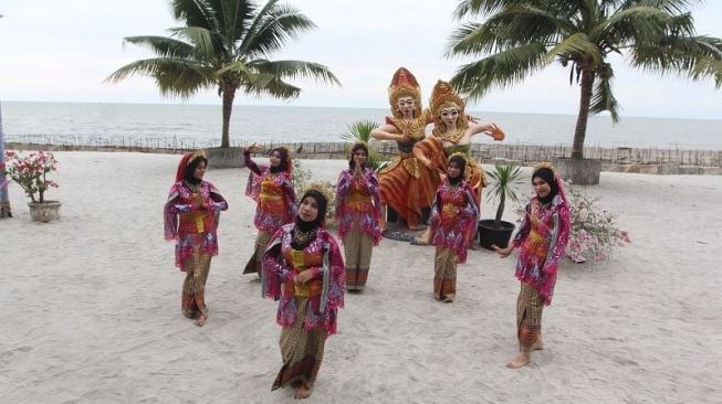 Pantai Bali Lestari pusat wisatawan warga sekitar di sudut KBA Desa Pantai Cermin Kanan [Astra].