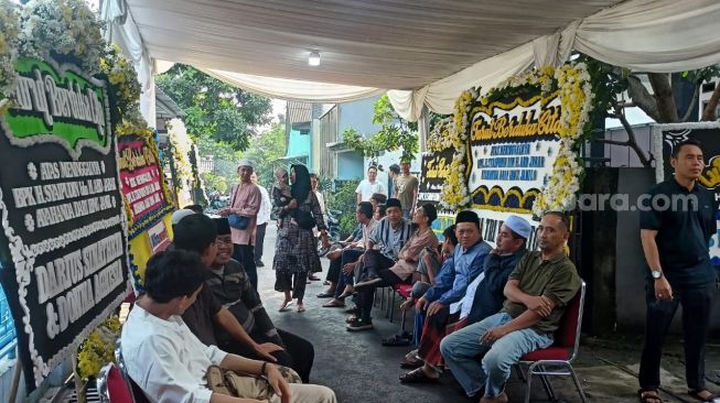 Ibnu Jamil di rumah duka sang ayah kawasan Petukangan, Jakarta Selatan pada Kamis (22/6/2023). [Suara.com/Rena Pangesti]