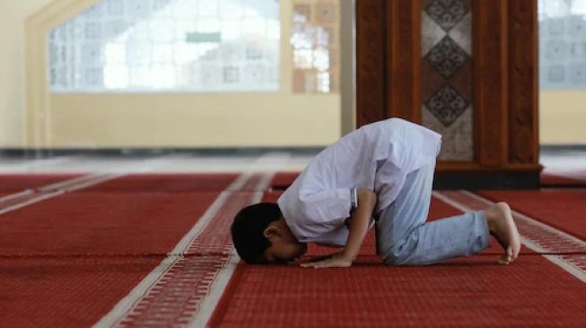 Bacaan Sholat Sunnah Sesudah Dzuhur Lengkap Mulai Niat Sampai Salam