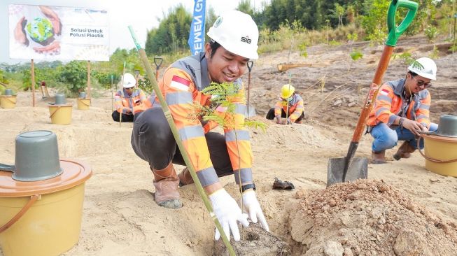 Peringati Hari Lingkungan Hidup Se-Dunia, Semen Gresik Gelar Penanaman Puluhan Pohon di Area Reklamasi Tambang