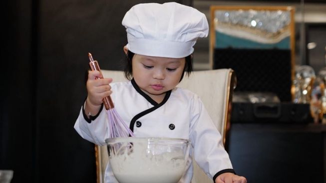 10 Potret Gemas Ameena jadi Koki Cilik, Masak Pancake Bareng Papa dan Mama