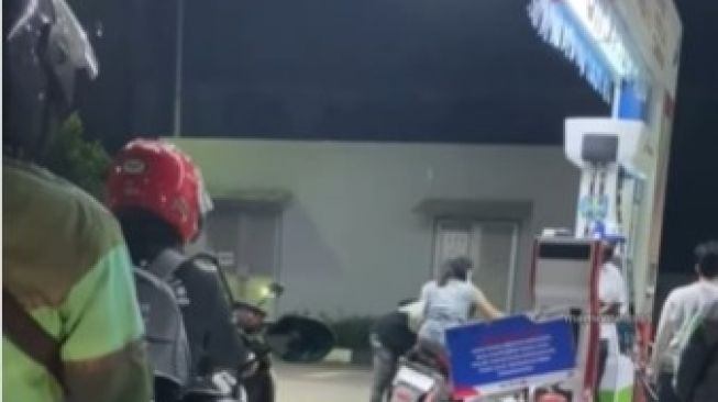 Viral Wanita Tak Mau Turun Dari Motor Saat Hendak Isi Bbm Endingnya Bikin Malu 4177