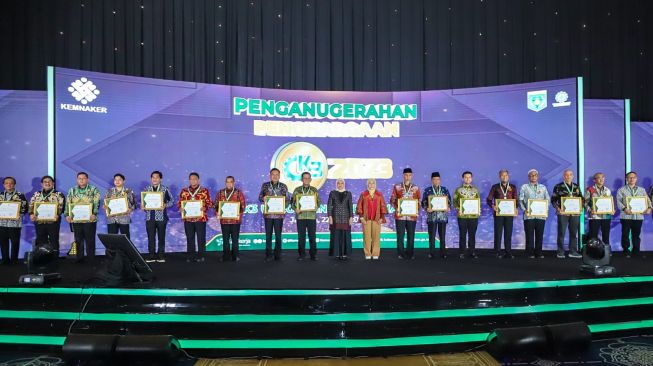 Menaker Anugerahi 22 Gubernur sebagai Pembina K3 Terbaik