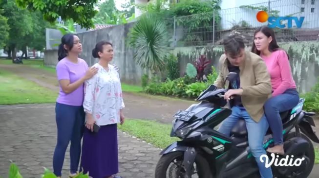 Potret Mesra Syahnaz Sadiqah dan Rendy Kjaernett di FTV (YouTube/DEN CHANNEL) 