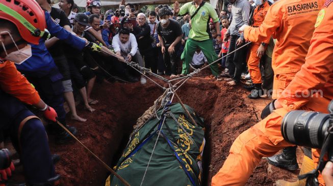 Prosesi pemakaman Muhammad Fajri, pria obesitas 300 kg di Taman Pemakaman Umum (TPU) Menteng Pulo, Jakarta, Kamis (22/6/2023). [Suara.com/Alfian Winanto]