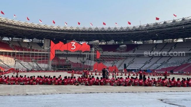 Suasana persiapan acara puncak perayaan Bulan Bung Karno yang digelar PDIP di Stadion Utama Gelora Bung Karno (SUGBK), Senayan, Jakarta, Sabtu (24/6/2023). (Suara.com/Bagaskara)