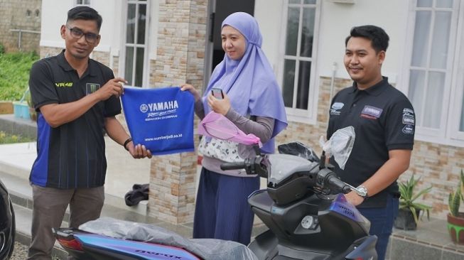 Main Dealer Yamaha CV Sumber Jadi (Bangka Belitung) menggelar pembagian paket sembako, penggantian oli gratis, sampai goody bag istimewa di HUT ke-63  [Yamaha Indonesia].