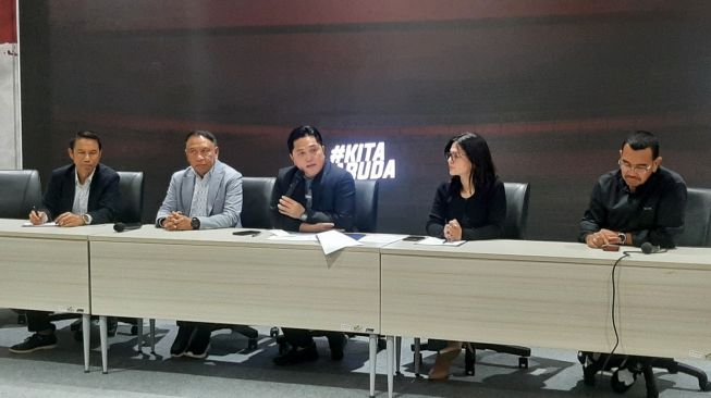 Ketua Umum PSSI Erick Thohir, bersama dua wakil ketua umum Zainudin Amali serta Ratu Tisha Destria, dan Sekjen Yunus Nusi saat konferensi pers di GBK Arena, Jakarta (Suara.com/Adie Prasetyo Nugraha).