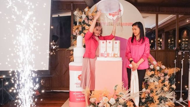 Grand Launching Viva Triple Serum yang dihadiri oleh Anna Setiawati, Brand Manager Viva Cosmetics di Jakarta, 10 Juni 2023.  