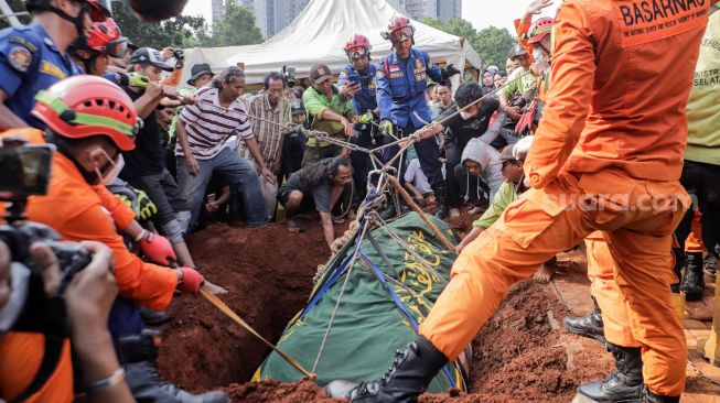 Prosesi pemakaman Muhammad Fajri, pria obesitas 300 kg di Taman Pemakaman Umum (TPU) Menteng Pulo, Jakarta, Kamis (22/6/2023). [Suara.com/Alfian Winanto]