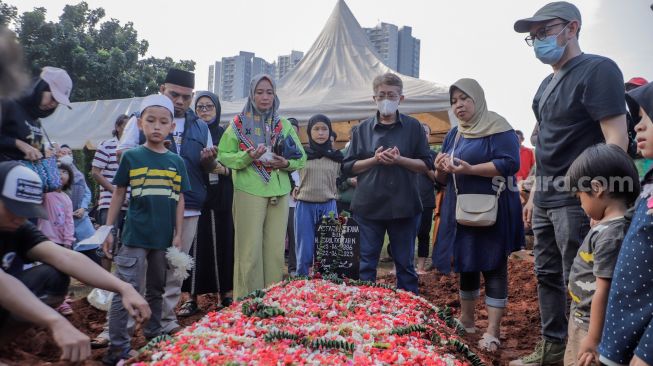 Prosesi pemakaman Muhammad Fajri, pria obesitas 300 kg di Taman Pemakaman Umum (TPU) Menteng Pulo, Jakarta, Kamis (22/6/2023). [Suara.com/Alfian Winanto]