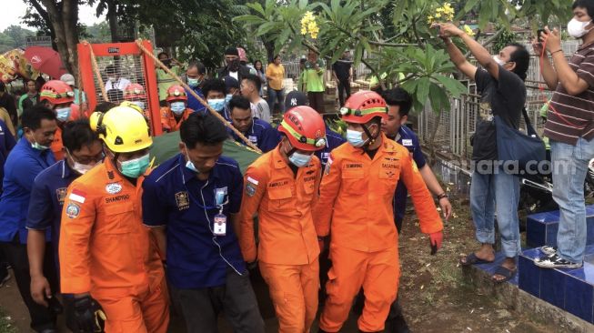 Pemakaman Fajri Pria Berbobot 300 Kg Berlangsung Dramatis, Dimasukkan ke Liang Kubur Pakar Forklit