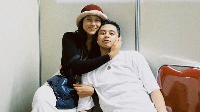 5 Potret Romantis Bastian Steel dan Sitha Marino, Akhirnya Tunangan setelah Pacaran 4 Tahun