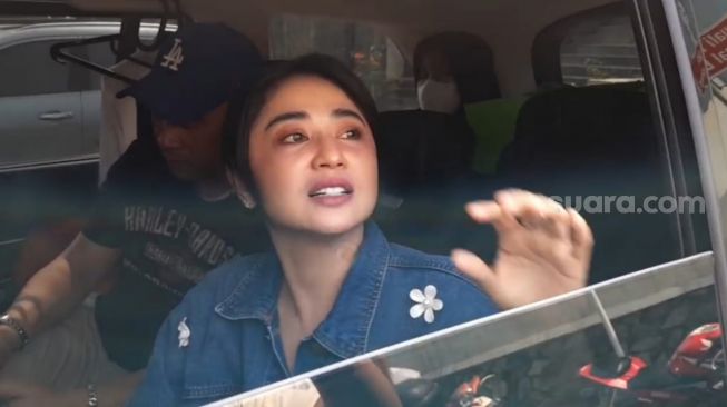 Klarifikasi Dewi Perssik Soal Seret Nama Putri Ariani Saat Diledek Penyanyi Sirkus