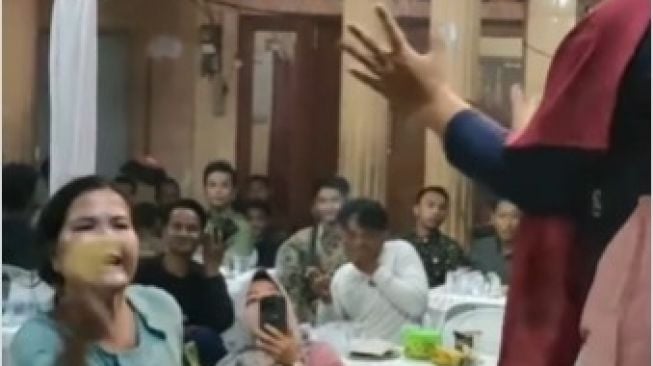 Viral Emak-emak Kesal hingga Lempar Pisang ke Wanita yang Asyik Berjoget, Diduga Gegara Tak Bayar Utang