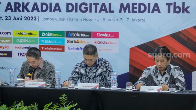 dari kiri ke kanan: Jajaran Direksi PT Arkadia Digital Media Tbk, Komisaris Utama Stephen Kurniawan, Komisaris Iwa Sukresno Karunia, dan Direktur Utama Suwarjono memberikan pemaparan saat Rapat Umum Pemegang Saham (RUPS) di Jambuluwuk Thamrin Hotel, Jakarta, Jumat (23/6/2022). [Suara.com/Alfian Winanto]