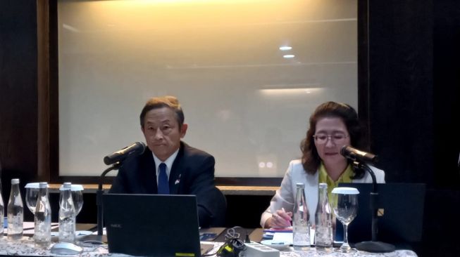 Juru Bicara Kaisar Jepang untuk lawatan ke Indonesia, Shiojiri Kojiro dalam persidangan briefing di Hotel Kempinski, Jakarta, Kamis (22/6/2023) malam. (Suara.com/Yasir)