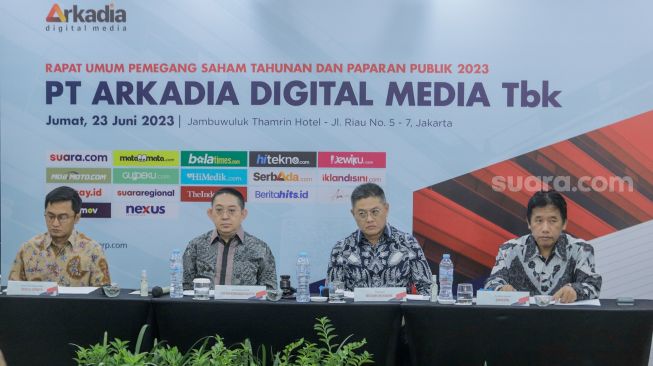 dari kiri ke kanan: Jajaran Direksi PT Arkadia Digital Media Tbk, Komisaris Independen Ariyo Ali Suprapto, Komisaris Utama Stephen Kurniawan, Komisaris Iwa Sukresno Karunia, dan Direktur Utama Suwarjono memberikan pemaparan saat Rapat Umum Pemegang Saham (RUPS) di Jambuluwuk Thamrin Hotel, Jakarta, Jumat (23/6/2022). [Suara.com/Alfian Winanto]