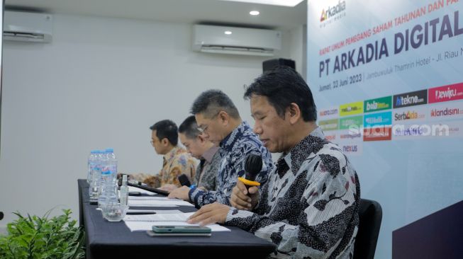 Direktur Utama Suwarjono bersama jajaran direksi lainnya memberikan pemaparan saat Rapat Umum Pemegang Saham (RUPS) PT Arkadia Digital Media Tbk, di Jambuluwuk Thamrin Hotel, Jakarta, Jumat (23/6/2022). [Suara.com/Alfian Winanto]