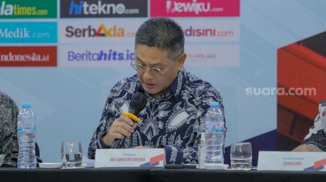 Komisaris Iwa Sukresno Karunia memberikan pemaparan saat Rapat Umum Pemegang Saham (RUPS) PT Arkadia Digital Media Tbk, di Jambuluwuk Thamrin Hotel, Jakarta, Jumat (23/6/2022). [Suara.com/Alfian Winanto]