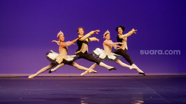 Penari kelompok ballet asal Belanda "Dutch National Ballet" saat tampil dalam acara Bullet Bubbles di Graha Bakti Budaya, Taman Ismail Marzuki, Jakarta, Jumat (23/6/2023). [Suara.com/Alfian Winanto]