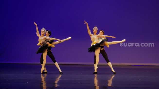 Penari kelompok ballet asal Belanda "Dutch National Ballet" saat tampil dalam acara Bullet Bubbles di Graha Bakti Budaya, Taman Ismail Marzuki, Jakarta, Jumat (23/6/2023). [Suara.com/Alfian Winanto]