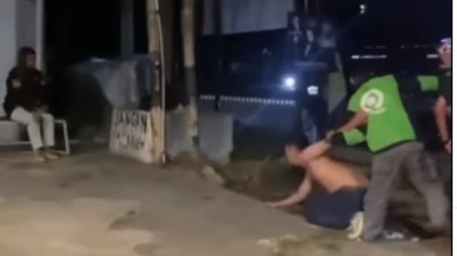 Nangis hingga Telanjang, Aksi Pria Sujud di Depan Cewek Tuai Cibiran: Harga Diri Bro!