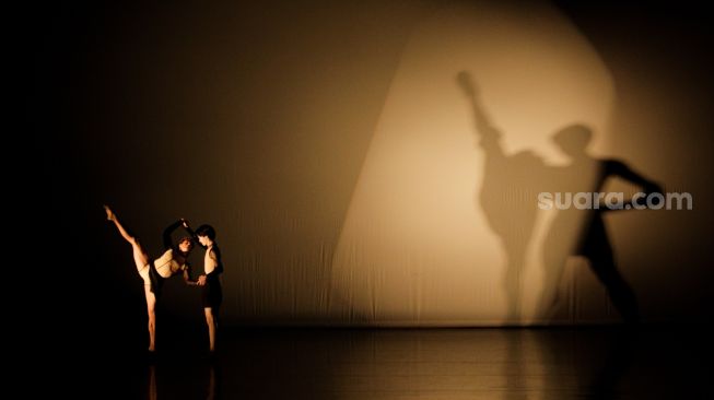 Penari kelompok ballet asal Belanda "Dutch National Ballet" saat tampil dalam acara Bullet Bubbles di Graha Bakti Budaya, Taman Ismail Marzuki, Jakarta, Jumat (23/6/2023). [Suara.com/Alfian Winanto]