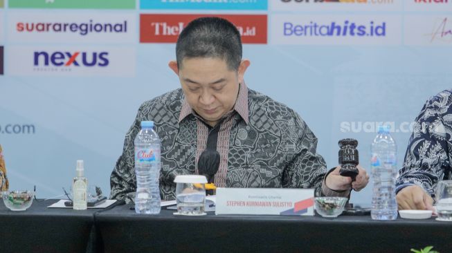 Komisaris Utama Stephen Kurniawan memberikan pemaparan saat Rapat Umum Pemegang Saham (RUPS) PT Arkadia Digital Media Tbk, di Jambuluwuk Thamrin Hotel, Jakarta, Jumat (23/6/2022). [Suara.com/Alfian Winanto]