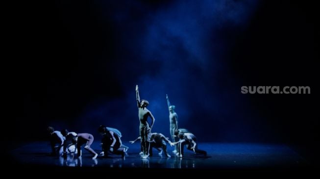 Penari kelompok ballet asal Belanda "Dutch National Ballet" saat tampil dalam acara Bullet Bubbles di Graha Bakti Budaya, Taman Ismail Marzuki, Jakarta, Jumat (23/6/2023). [Suara.com/Alfian Winanto]