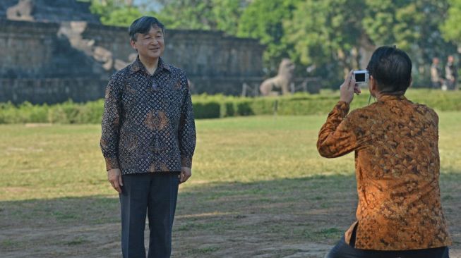 Disorot Jurnalis Jepang, Kaisar Naruhito Ngaku Nyaman Kenakan Sandal Upanat Keliling Candi Borobudur