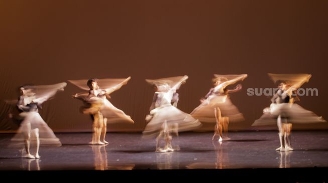 Penari kelompok ballet asal Belanda "Dutch National Ballet" saat tampil dalam acara Bullet Bubbles di Graha Bakti Budaya, Taman Ismail Marzuki, Jakarta, Jumat (23/6/2023). [Suara.com/Alfian Winanto]