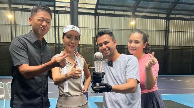 Bikin Syok! Raffi Ahmad dan Nagita Slavina Persembahkan Piala Bertabur 5.000 Butir Berlian Untuk Lagi-Lagi Tenis!