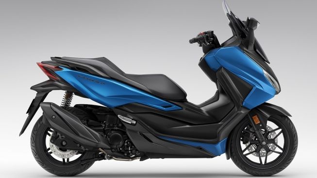 Honda Forza warna Pearl Glittering Blue [PT AHM].